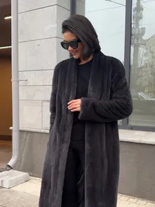 Μακρύ παλτό από συνθετική γούνα βιζόν για γυναίκες σε εξωτερικό χώρο