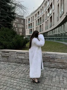 Lussuoso cappotto lungo in ecopelliccia bianca con elegante trama effetto volpe reale