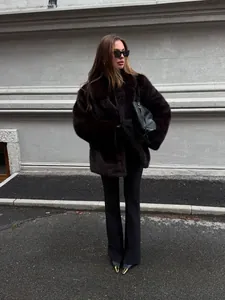 Eleganter dunkelbrauner Kunstpelzmantel für Damen mit schickem Reverskragen im Streetstyle-Look.