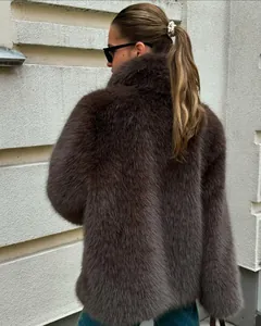 Rückansicht einer Frau in einem luxuriösen braunen Webpelzmantel mit dichter Haarstruktur.
