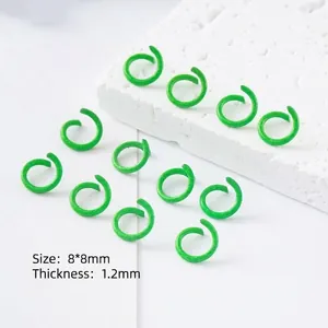Detalle de anillas abiertas de metal lacado verde de 1,2x8 mm para joyería.