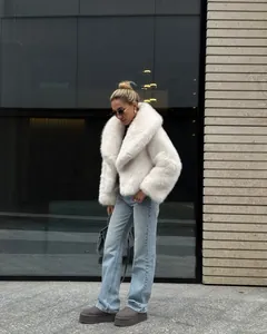 Eleganter weißer Kunstpelzmantel mit weitem Schalkragen für gemütliche Wintermode