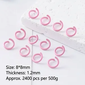 Primer plano de anillas abiertas de metal lacado rosa 1,2x8mm para bisutería DIY