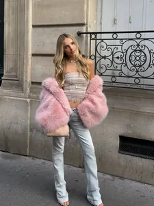 Schicke rosa Kunstpelzjacke für Damen, perfekt für elegante urbane Straßen mode-Fotos