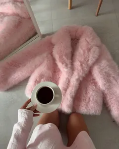Detail einer plüschigen rosa Kunstpelzjacke mit weicher Textur und Reverskragen