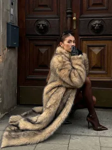 Eleganter bodenlanger Kunstpelzmantel im Fuchs-Stil mit einer luxuriös dicken Textur