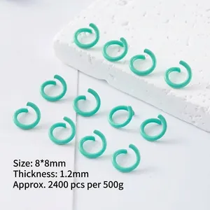 Primer plano de anillas abiertas verde menta de 1,2 mm para joyería de artesanía
