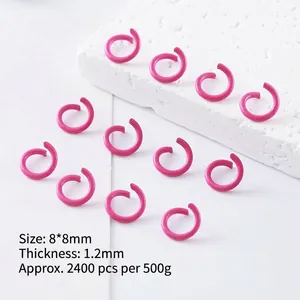 Detalle de anillas abiertas pintadas en rosa de 1.2x8mm para creación de joyas DIY