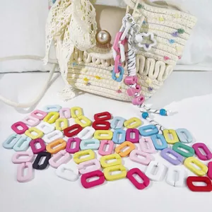 Gedetailleerde weergave van kleurrijke acryl U-schakels voor hippe tasaccessoires.