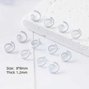 Vista detallada de anillas abiertas de metal pintado blanco de 1,2x8mm para bisutería