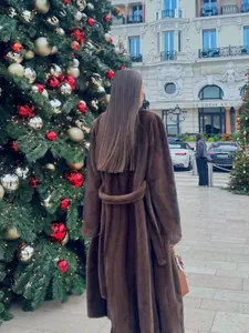 Κομψό μακρύ καφέ παλτό από συνθετική γούνα βιζόν για γυναίκες, πίσω όψη για το χειμώνα