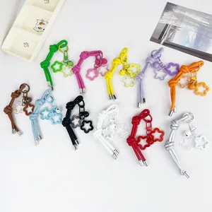 Llaveros de cordón de cuero de colores con dijes de estrellas y cascabeles variados.