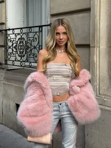 Schicker pinkfarbener Kunstpelzmantel mit Kapuze für Damen im luxuriösen Streetwear-Stil