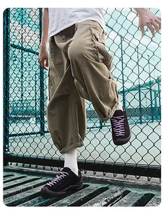 Städtische Outdoor-Wanderschuhe mit lila Schnürsenkeln in Streetwear-Lifestyle-Optik