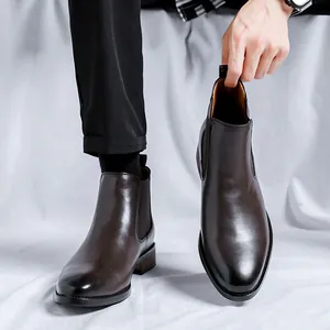 Stivali Chelsea classici da uomo marrone scuro con punta sottile per un look casual aziendale.