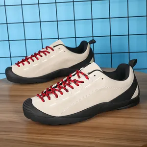 Stilvolle beige Outdoor-Wanderschuhe mit rot gemusterten Schnürsenkeln auf einer Holzplatte