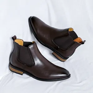 Stivali Chelsea da uomo in pelle marrone scuro con punta sottile e stile britannico.