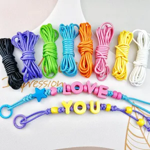 Detailansicht von 2,5 mm bunten koreanischen Wachsschnüren und DIY-Buchstabenarmbändern