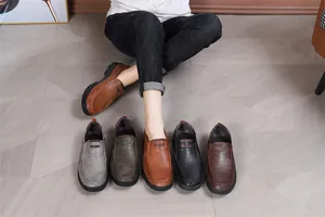 Vue détaillée de cinq variantes de couleurs de mocassins en cuir décontractés pour hommes