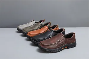 Mocassins en cuir pour hommes en cinq couleurs avec semelle en caoutchouc antidérapante.