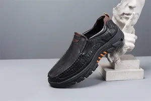 Gros plan sur les mocassins en cuir noir pour hommes avec semelles antidérapantes