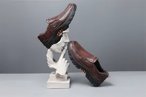 Mocassins en cuir marron pour hommes avec une finition texturée et une semelle en caoutchouc.
