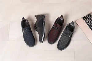 Elegante Herren-Freizeitschuhe mit runder Kappe in vier Farben und Webstruktur-Finish.