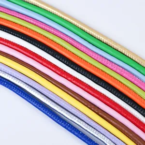 Detailansicht verschiedener bunter 5 mm PU-Lederkordeln mit feinen Nähten für Bastelarbeiten