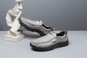 Vue détaillée de mocassins en cuir gris pour hommes avec semelles en caoutchouc