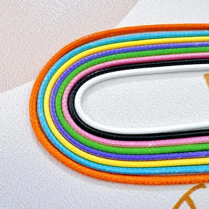 Makroansicht von 2,5 mm bunten gewachsten geflochtenen Schnüren für DIY-Schmuck