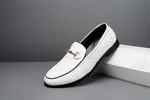 Elegante weiß geflochtene Leder-Loafer mit klassischem goldenem Trensen-Detail.