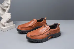 Mocassins confortables en cuir marron pour hommes avec semelle en caoutchouc antidérapante.