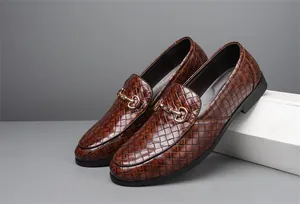 Nahaufnahme brauner Loafer aus geflochtenem Leder mit klassischer goldener Trensenspange