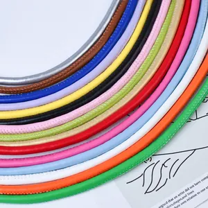 Nahaufnahme von 5mm farbigen PU-Lederkordeln für DIY-Zubehör und Schlüsselanhänger.