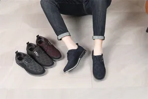 Detailansicht der britischen Herren-Freizeitschuhe in vier Farben mit Webmuster.