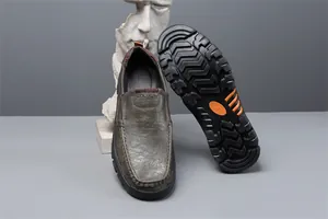 Vue détaillée de la semelle en caoutchouc antidérapante et du cuir texturé des mocassins