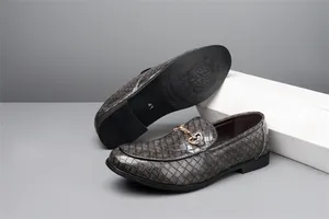 Herren-Loafer mit gewebter Textur, goldener Trensenschnalle und Sohlendetail