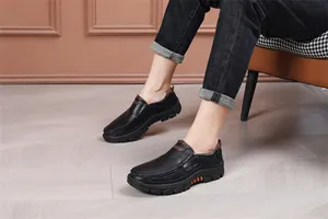 Vue détaillée de mocassins en cuir noir pour hommes portés avec un jean décontracté.