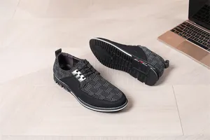 Detailansicht der Herren-Freizeitschuhe im britischen Stil mit gewebter Textur und Sohle