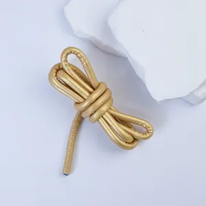 Nahaufnahme einer gebündelten goldenen 5-mm-Lederschnur für DIY-Accessoires und Bastelarbeiten.