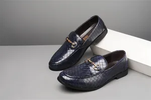 Detail von marineblauen geflochtenen Loafers mit goldener Schnalle für Herren