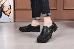 Vue détaillée des mocassins en cuir noir pour hommes avec semelles en caoutchouc antidérapantes