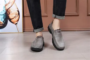 Mocassins en cuir gris pour hommes avec semelle en caoutchouc durable présentés en détail.