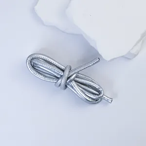 Detailaufnahme von 5 mm silberner geflochtener PU-Lederschnur für DIY-Schmuck