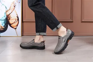 Gros plan de mocassins en cuir gris pour hommes avec semelles antidérapantes