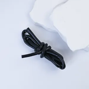 Nahaufnahme einer 5mm schwarzen Lederschnur mit Steppnaht für DIY-Handwerksprojekte.