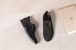 Detailansicht von Herren Freizeitschuhen im britischen Stil mit gewebtem Muster und Sohle.