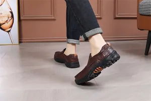 Vue de côté des mocassins en cuir marron pour hommes avec semelles épaisses antidérapantes.