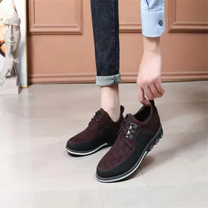 Detailansicht der Herren-Freizeitschuhe im britischen Stil mit rotem Webmuster-Detail