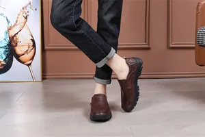 Gros plan de mocassins en cuir marron pour hommes avec semelle en caoutchouc et design slip-on.